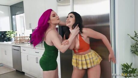Lily Lou gives a passionate cunnilingus for her slutty girlfriend